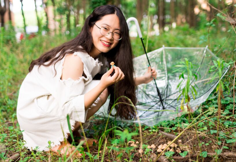 采蘑菇的小姑娘.jpg